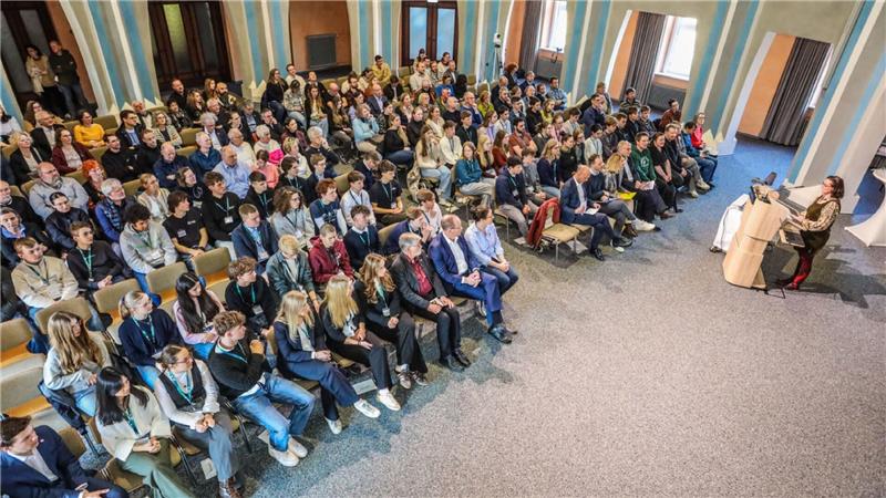 Volle Sitzreihen im Kuppelsaal bei der Siegerehrung.