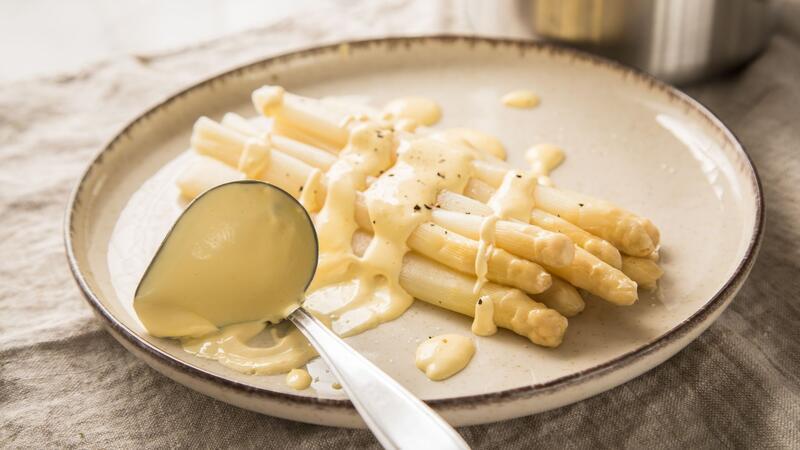 Womit sich Spargel besonders gut kombinieren lässt Zur Spargelzeit muss dieser Klassiker unbedingt her: Weißer Spargel mit einer selbstgemachten Sauce Hollandaise.