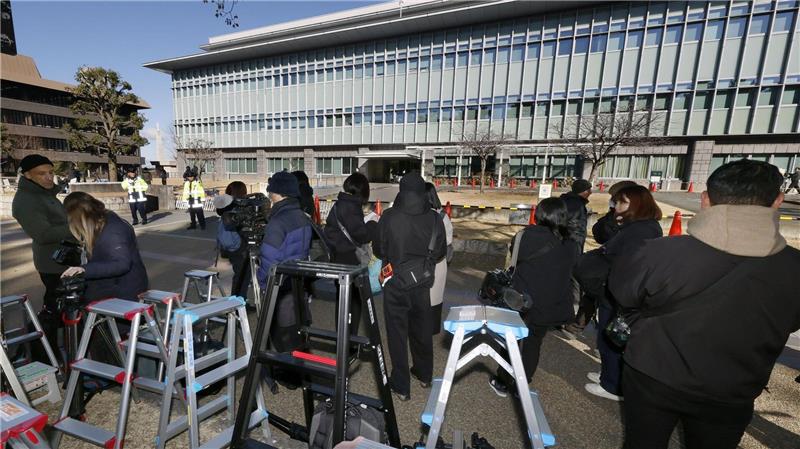 Zur Urteilsverkündung hatten sich Hunderte Menschen angestellt, um einen der 31 öffentlichen Plätze im Gerichtssaal zu ergattern. 