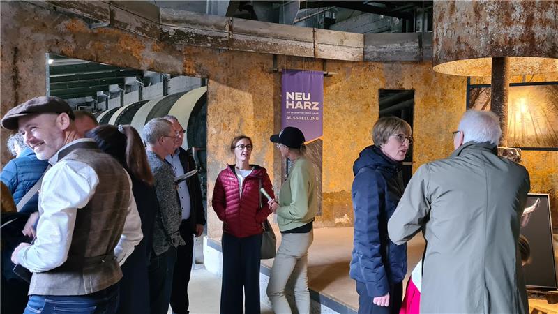 Zur Vernissage geht die Rechnung auf: Im „NeuHarz“ sind die Menschen eingeladen, zu kommunizieren und sich zu vernetzen.