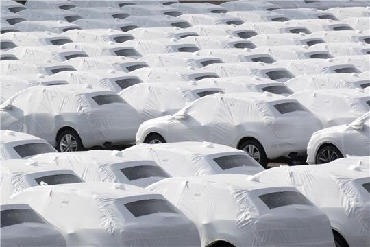 Zur Verschiffung bereit: Audi-Fahrzeuge des Volkswagen Konzerns im Hafen von Emden.