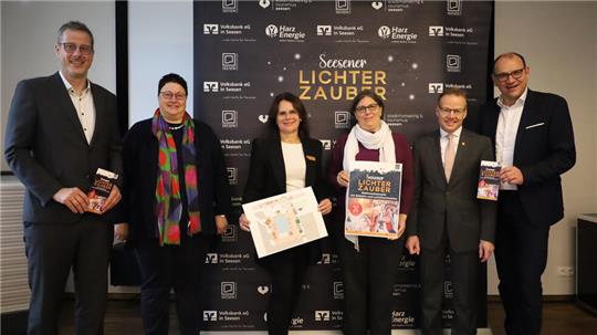 Zur Vorstellung des 2. Seesener Lichterzaubers lud die Stadt Seesen ein (v.l.): Kai Bosse und Monika Zieschank von der Volksbank, Sabine Hagemann, Abteilungsleiterin Stadtmarketing und Tourismus, Kathrin Pahl, Geschäftsführerin Wirtschaftsbetriebe, Frank Uhlenhaut, Harz Energie und Bürgermeister Erik Homann.