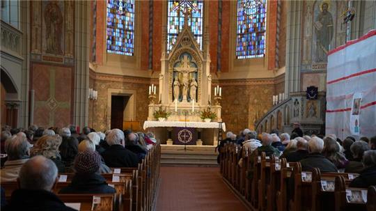 Zur Wiedereröffnung ist die Lutherkirche am ersten Adventssonntag gut besucht.
