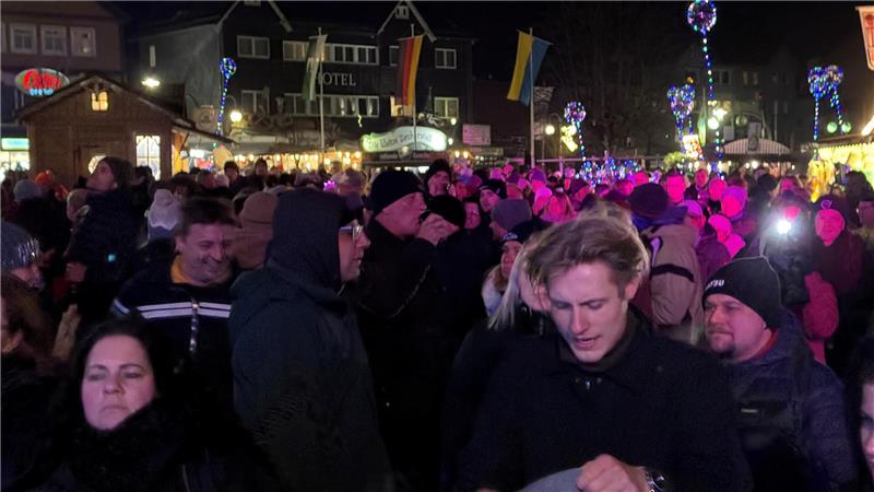 Das Foto zeigt Hunderte von Menschen auf einem Platz.