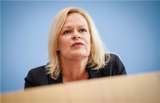 Zur besseren Bekämpfung der Organisierten Kriminalität will Bundesinnenministerin Nancy Faeser (SPD) unter anderem für das Bezahlen eine Bargeld-Obergrenze von unter 10.000 Euro einführen.
