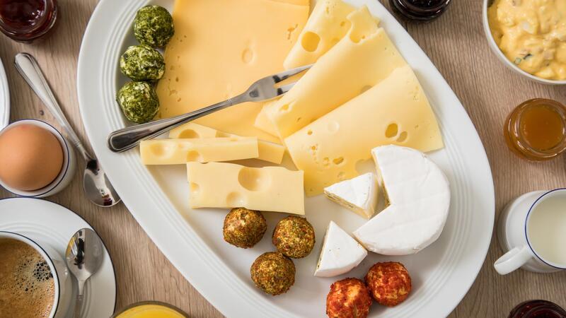 Lecker und gesund: Vegetarisch essen als Familie Zur empfohlenen Mischkost gehören auch tierische Lebensmittel - allerdings in Maßen.