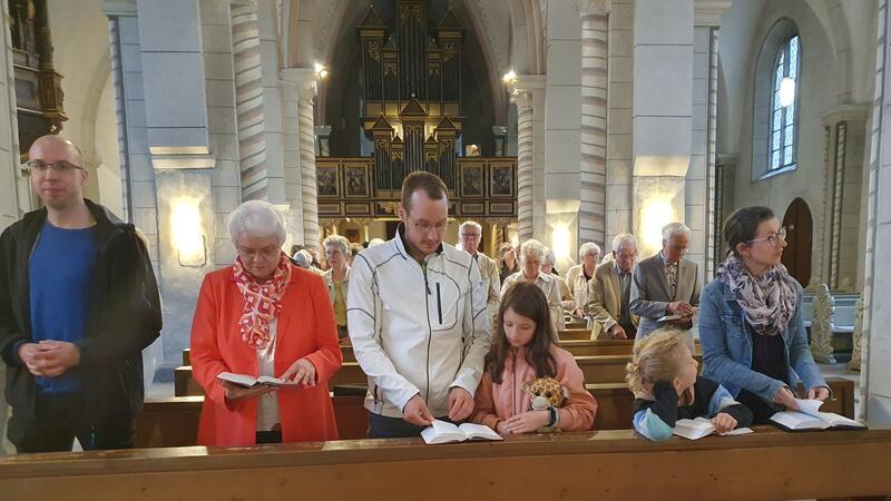 Ursula Sievers war die „Mutter der Kirche“ Zur feierlichen Verabschiedung von Ursula Sievers (2.v.li.) war auch ihre Familie angereist, darunter ihre Söhne Philipp (li.) und Fabian (3.v.li.).