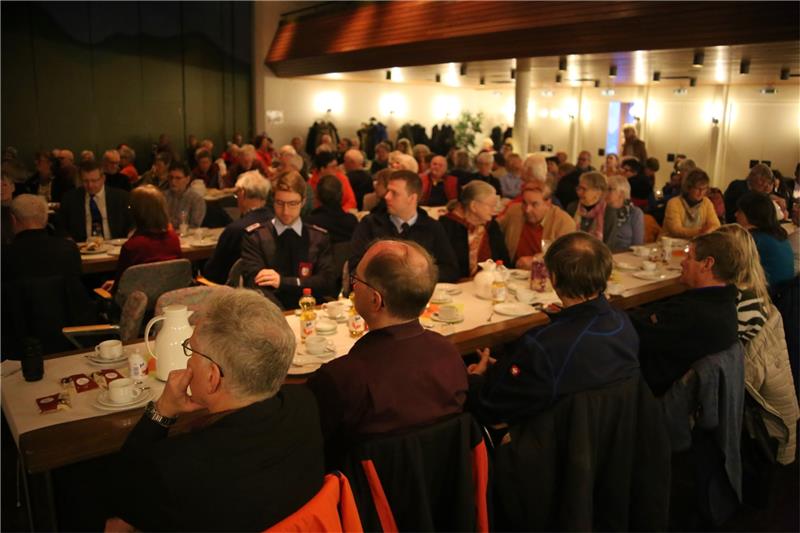 Bergstadtverein St. Andreasberg begrüßt das neue Jahr Zur gemütlichen Runde bei Kaffee, Kuchen und Musik kommen rund 100 Mitglieder. Foto: Jung