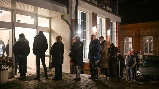 Zur offenen Sprechstunde bildet sich vor einer Hautarztpraxis in Weener schon frühmorgens eine Schlange.