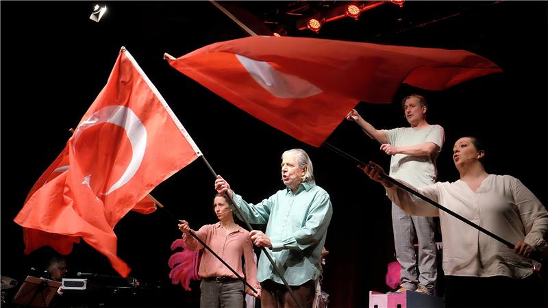 Zur politischen Satire kommt bei der Distel auch noch eine perfekt choreografierte Show hinzu, die viel fürs Auge bietet. Der Weg über Putin zu Erdogan wird auch optisch ausgeschmückt. Foto: Zietz