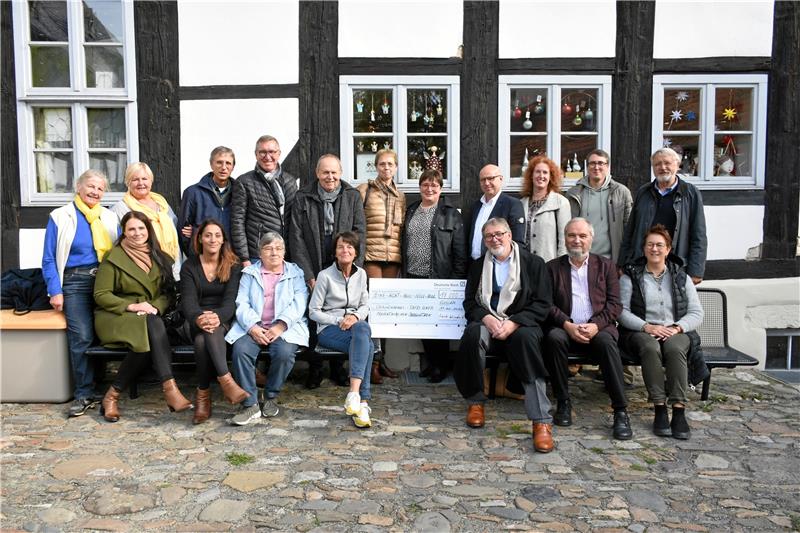 Zurück am „Tatort“ Großes Heiliges Kreuz: Fünf Tage hatten hier zum Altstadtfest im Jahr des Stadtjubiläums die Goslarer Service-Clubs (vertreten in der hinteren Reihe) ausgeschenkt, was das Weinlager hergab. Mit beachtlichem Erfolg und einem aufgestockten Reinerlös von 18.000 Euro, die jetzt an drei Einrichtungen (vertreten in der vorderen Reihe) verteilt werden konnten. Foto: Kempfer