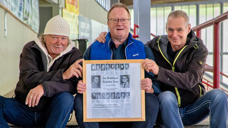 Zurück an dem Ort, an dem alles begann: Reimund Rieche, Bernd Langer und Roland Heindorf (v. l.) gehören zu den Eishockey-Pionieren im Wurmbergstadion. Das Trio hält einen Bericht aus der Goslarschen Zeitung in der Hand, in dem die Mannschaft des WSV Braunlage der Saison 1975/76 vorgestellt wird.