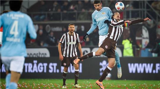 Zurück in der Startelf: St. Paulis Kapitän Jackson Irvine (r).