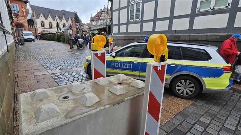 Nach Todesfahrt in Magdeburg: Glockengeläut und Gedenkminute in Goslar Zusätzlich zu den Betonsperren sind nun zusätzlich Transporter als Schutz eingesetzt. Auch die Polizeipräsenz wurde erhöht.