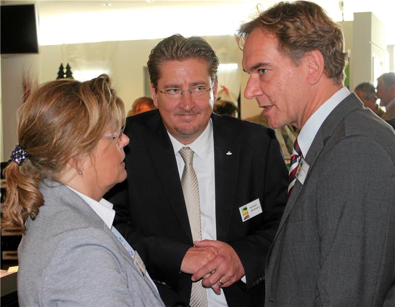 Zusammen mit Anja Kaiser aus Bad Harzburg und BTG-Geschäftsführer Christian Klamt (rechts) wirbt Burkhard Otto-Küstner in der Autostadt Wolfsburg für einen Braunlage-Urlaub.