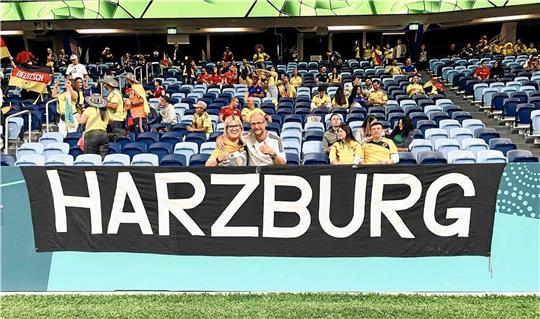 Zusammen mit Carmen Glenn schaut sich Björn Oesterheld in Sydney das Spiel gegen Kolumbien an, dass die deutschen Damen unerwartet mit 1:2 verlieren. Foto: Privat