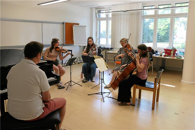 Zusammen mit Prof. Oliver Wille erarbeitet das Medea-Quartett ein Stück von Hadn.