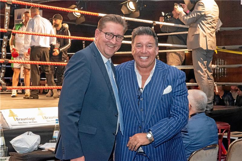 Zusammen mit dem Hamburger Partykönig Michael Ammer und dem Votum des Marketingbeirats sorgt Burkhard Otto-Küstner (vorne links) dafür, dass in Braunlage medienwirksame Boxkämpfe veranstaltet werden.  Fotos: GZ-Archiv