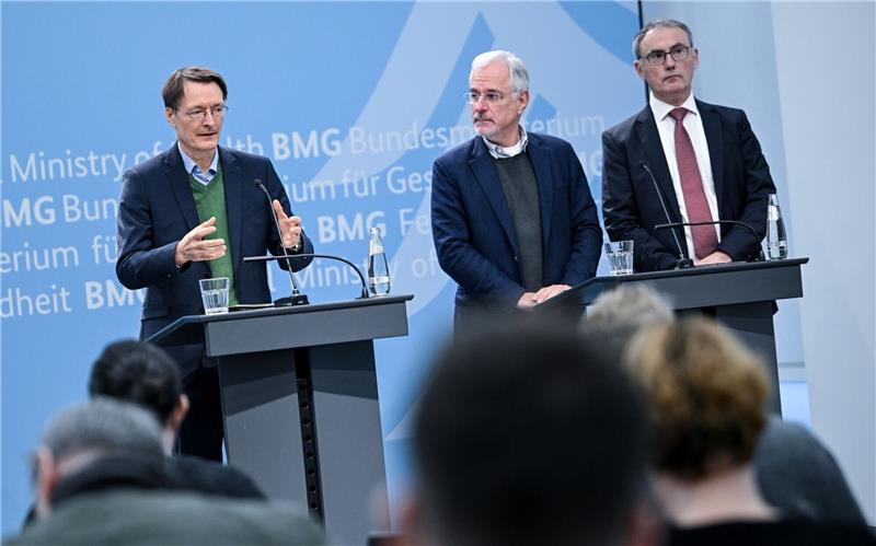 „Fahndung” nach hohen Blutdruck- und Cholesterinwerten Zusammen mit dem Kardiologen Benny Levenson Christoph Straub von der Krankenkasse Barmer hat Gesundheitsminister Karl Lauterbach seine Strategie zur Früherkennung und Versorgung von Herz-Kreislauf-Erkrankungen präsentiert.