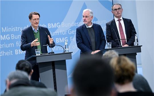 Zusammen mit dem Kardiologen Benny Levenson Christoph Straub von der Krankenkasse Barmer hat Gesundheitsminister Karl Lauterbach seine Strategie zur Früherkennung und Versorgung von Herz-Kreislauf-Erkrankungen präsentiert.