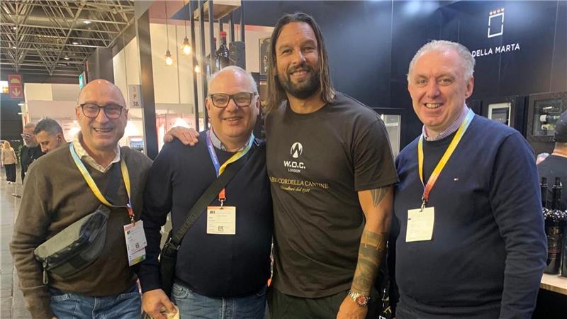 Harzer Gastronomen treffen internationale Fußballstars Das Foto zeigt vier Männer auf einer Messe.