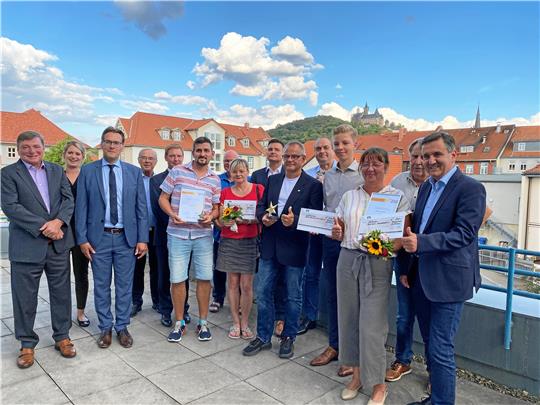 Zusammen mit den Vertretern der Bank, der Sportbünde aus dem Landkreis Harz und Goslar sowie Vertretern der örtlichen Verwaltungen zeigen Vereinsvertreter, die auf den vorderen Plätzen landeten, ihre kleinen und großen Sterne des Sports in Bronze. Foto: Schlegel