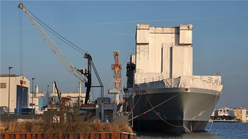 Zusammen mit der Bremer NVL Group ist die Meyer-Werft-Gruppe auch am Bau von Marinetankschiffen für die Deutsche Marine beteiligt, die in Rostock entstehen.