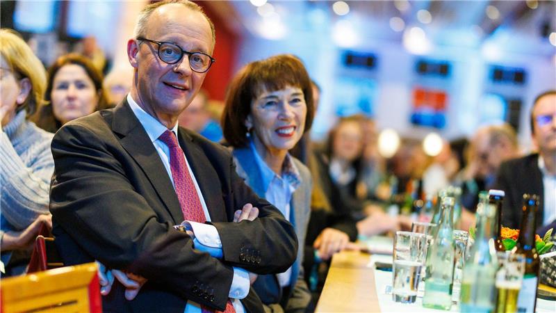 Was man über Friedrich Merz wissen sollte Zusammen mit seiner Ehefrau Charlotte lebt Friedrich Merz in Arnsberg im Sauerland. Er gilt als Familienmensch.