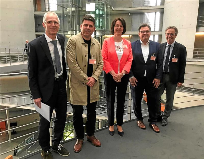Langer spricht im Bundestag über Wintersport und Klimawandel Zusammen mit (von links) Max Hillmeier (Bad Hindelang im Allgäu), Klaus Schanda (Zugspitzbahn Bergbahn AG), Prof. Dr. Carmen de Jong (Universität Straßburg) und Herbert John (Bayerischer Skiverband) spricht Braunlages Bürgermeister Wolfgang Langer (zweiter von rechts) im Umweltausschuss des Bundestags über Wintersport in Mittelgebirgen. Foto: Bundestagsverwaltung