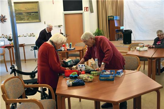 Zusammen werden die Pakete gefüllt. Foto: Fricke