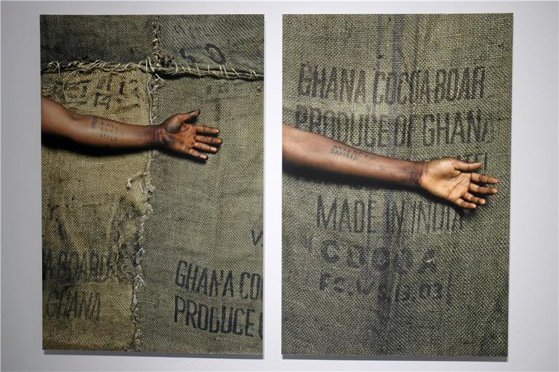 Ibrahim Mahama: Kunst aus Jutesäcken und Geschichte Zusammengenähte Jutesäcke verleihen der Ausstellung „Rubbersoul“ eine düstere, aber ungeheuer einprägsame Atmosphäre. Davor: Der Arm einer der ghanaischen Frauen, die auf der Suche nach Arbeitsgelegenheiten durchs Land reisen. Foto: Hartmann