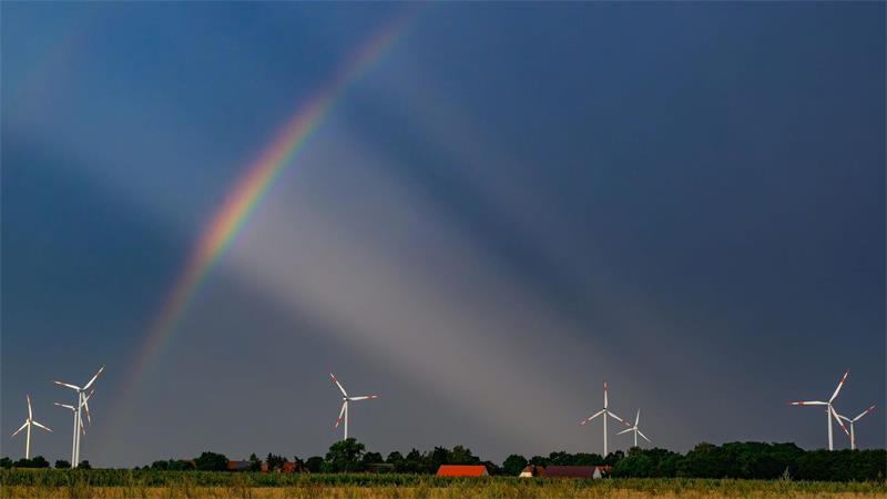 Zusammenspiel von Farbe und Licht: Regenbogen vor Gewitterwolken