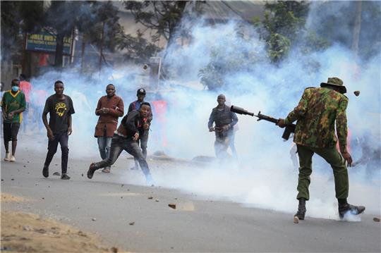 Zusammenstoß im Mathare-Viertel in Nairobi: Steine werfende Demonstranten und Polizisten, die Tränengas abfeuern.