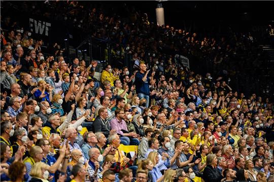 Zuschauer jubeln bei einem Heimspiel der EWE Baskets Oldenburg in der Arena.