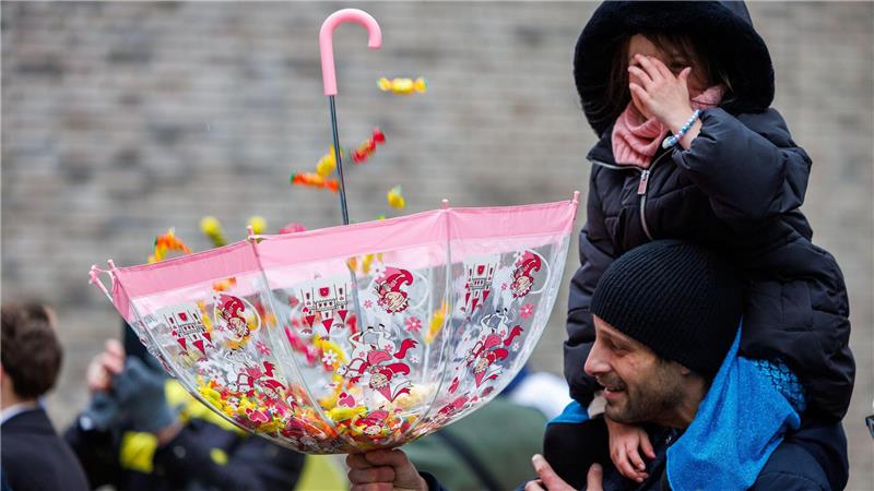 Zuschauer können sich beim Umzug in Osnabrück über Süßigkeiten freuen.