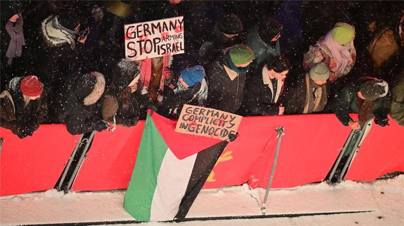 Heiße Rede, kalter Schnee: Berlinale eröffnet Zuschauer mit propalästinensischen Schildern am Rand des Teppichs.