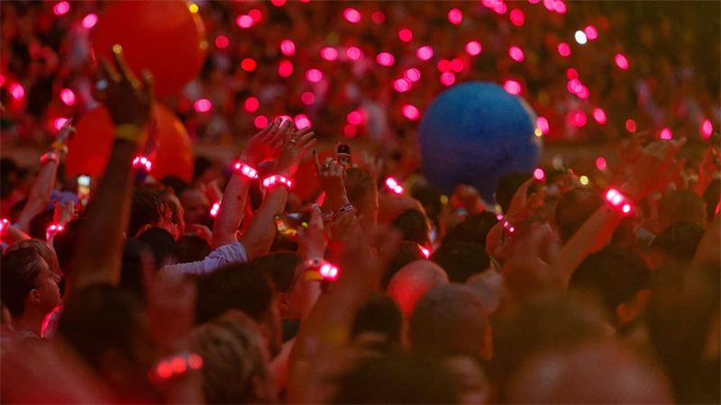 Vorbild Coldplay: Mega-Events können Klimaschutz fördern Zuschauer tragen 2024 bei einem Konzert leuchtende Armbänder, die laut Coldplay pflanzenbasiert und kompostierbar sind. (Archivbild)