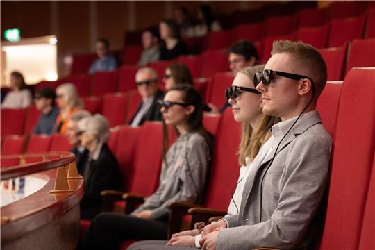 Zuschauer und Zuschauerinnen tragen in der Oper am Rhein in Düsseldorf sogenannte Augmented-Reality-Brillen (AR-Brillen).