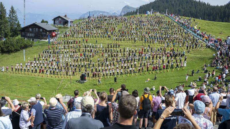 Mehr als 1000 Alphörner für Weltrekord auf Schweizer Wiese Zuschauer verfolgten das Spektakel auf der Alpwiese.