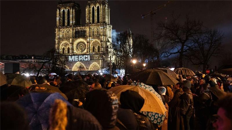 Notre-Dame wiedereröffnet - mit Glanz und viel Emotionen Zuschauer versammelten sich vor der Kathedrale.