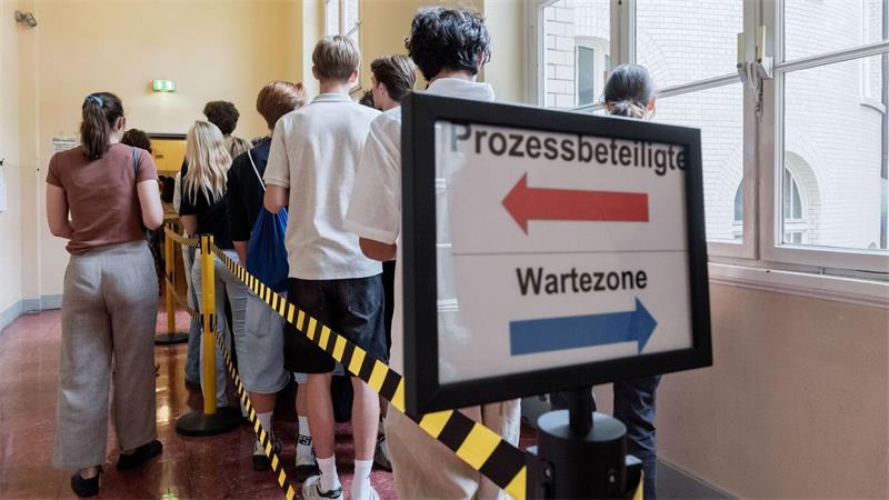 Mutmaßlicher Block-Entführer fühlt sich ausgenutzt Zuschauer warten am 61. Prozesstag auf Einlass.