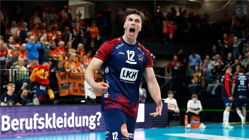 Zuspieler Santeri Välimaa trägt auch in der kommenden Saison das Trikot des Pokalsiegers.