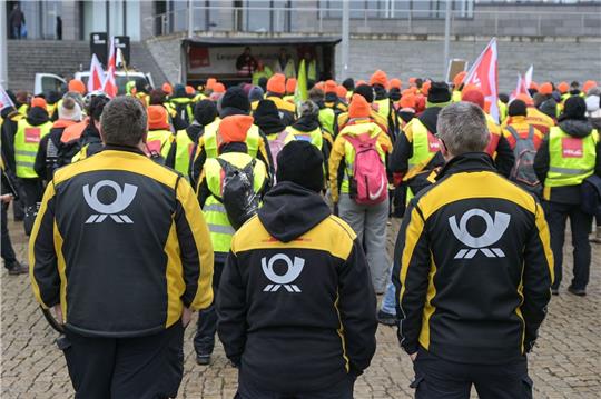 Zustellerinnen und Zusteller der Post bei einer Kundgebung in Halle. Die Gewerkschaft Verdi ruft zur Fortsetzung der Warnstreiks auf.