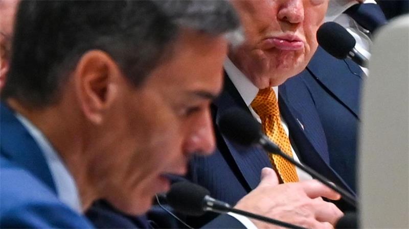 Zustimmung sieht anders aus: US-Präsident Donald Trump schaut skeptisch, während Spaniens Regierungschef Pedro Sánchez auf dem Nato-Gipfel in Ankara spricht.