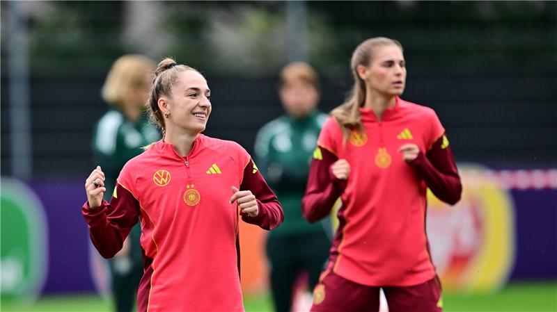 DFB-Team träumt vor Spanien-Kracher von „was ganz Großem“ Zuversichtlich vor dem Halbfinale: Sophia Kleinherne (l.) und Jule Brand.