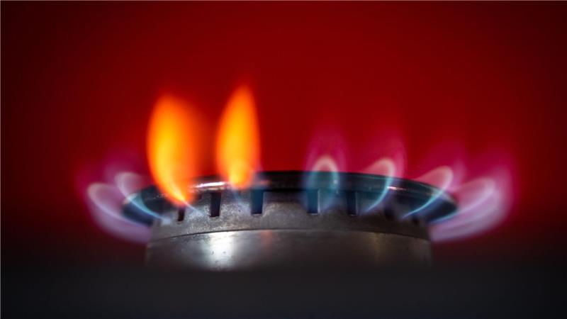 EU-Kommission legt Plan für Verbot russischer Gasimporte vor Zuvor gemachten Angaben der EU-Kommission zufolge basieren etwa zwei Drittel der russischen LNG- und Pipeline-Gasimporte auf bestehenden langfristigen Verträgen. Der Rest wird auf kurzfristiger Spot-Basis geliefert.