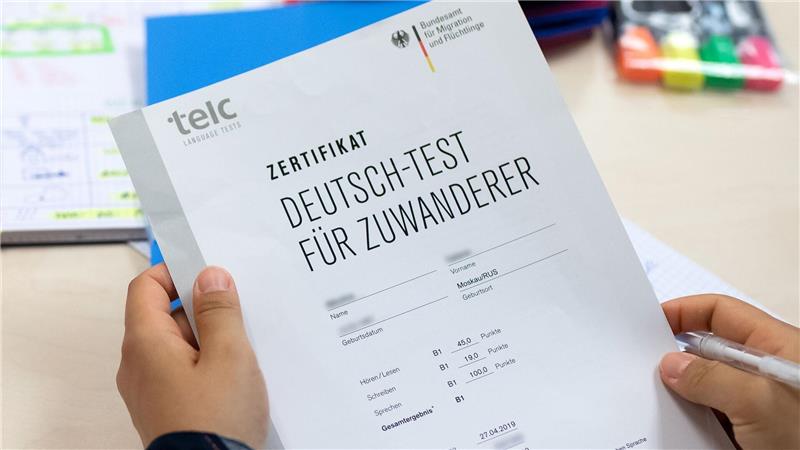 Zuwanderer verdienen über Generationen weniger Zuwanderer haben in Deutschland und anderen Ländern weniger Chancen auf Gutverdiener-Jobs. (Archivbild)
