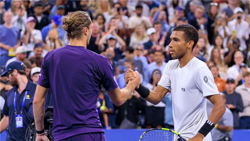 Zverev blieb nichts anderes übrig, als seinem Gegner zu gratulieren.