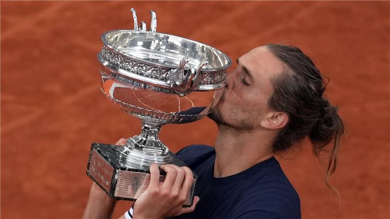 „Happy End“: Zverev kürt sich zum Grand-Slam-Champion Zverev gibt der Trophäe einen Kuss.