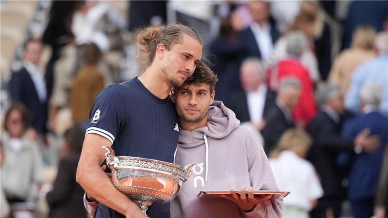 „Happy End“: Zverev kürt sich zum Grand-Slam-Champion Zverev (l) tröstet Finalgegner Cobolli